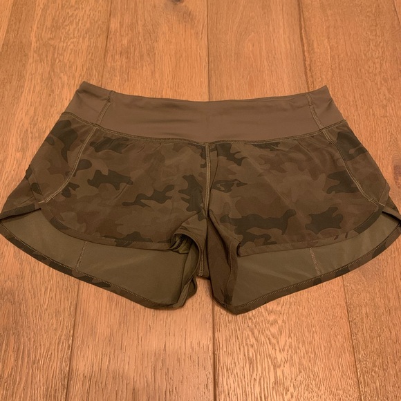 Lululemon Savasana fatigue green camo original speed shorts size 6 - Picture 2 of 8
